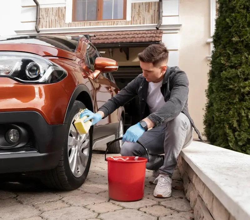 Lavage auto à domicile Liverdy-en-Brie : professionnel intervenant sur un véhicule